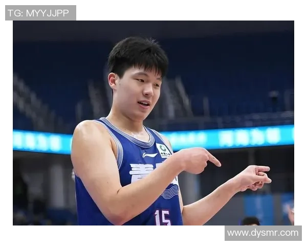 杨瀚森底角求传球未果尴尬瞬间引发队友笑声的趣味场景